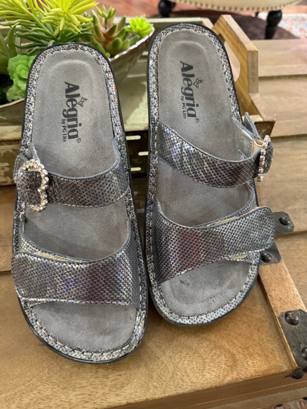 Alegria Womens Iridescent Metallic Double-Strap Slide Sandals - Silver